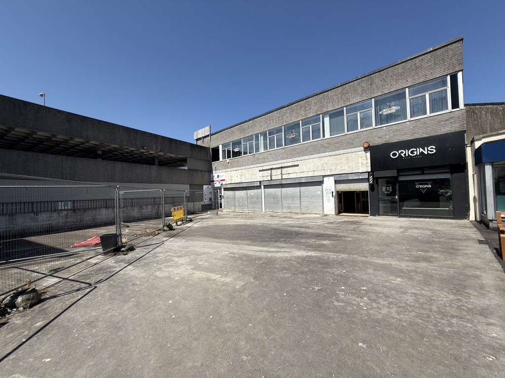Lot: 29 - SUBSTANTIAL CITY CENTRE FREEHOLD COMMERCIAL BUILDING WITH INCOME AND ASSET MANAGEMENT POTENTIAL - Front of what was Somerfield-Co-Op